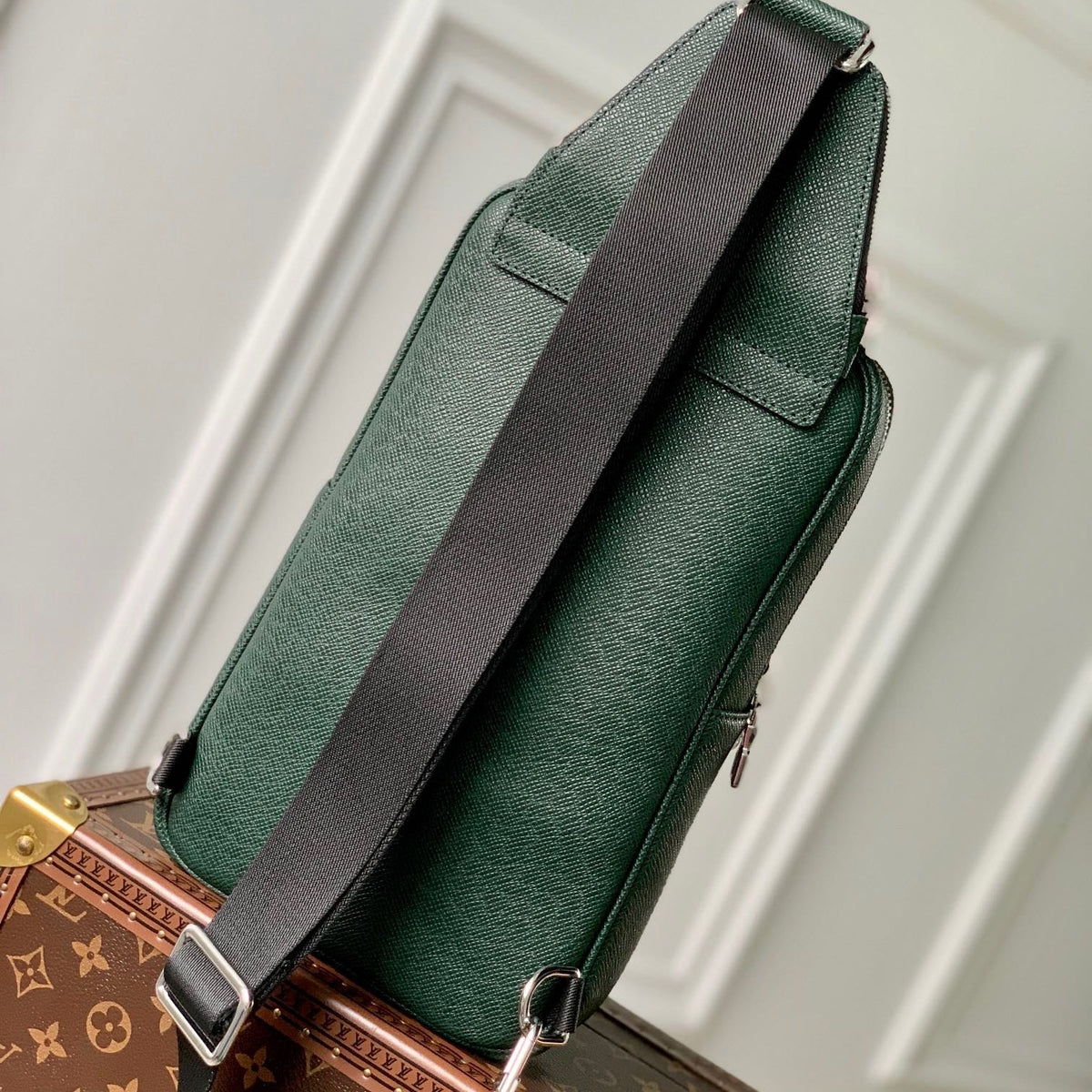 LOU AVENUE SLING BAG
