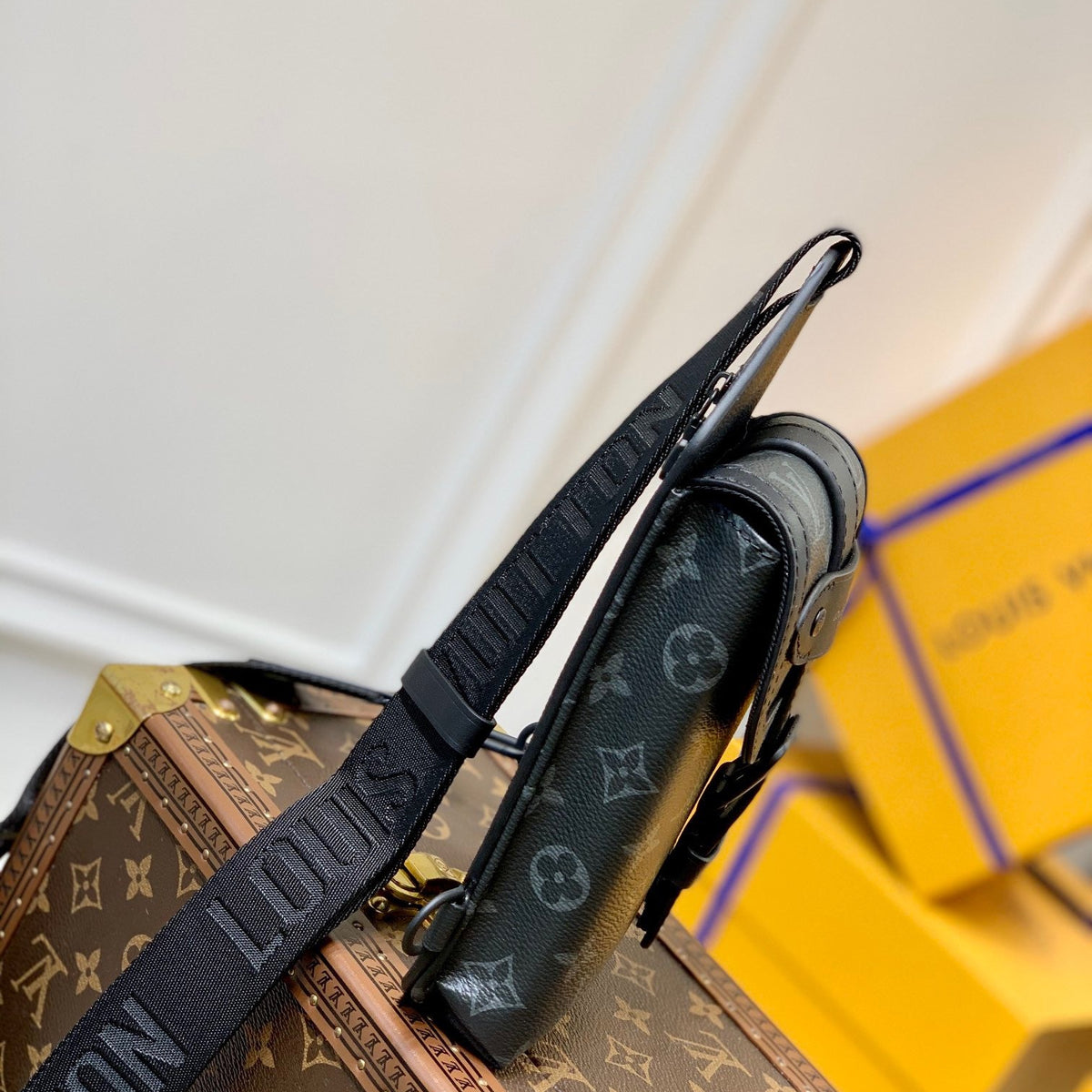 LOU SAUMUR SLINGBAG