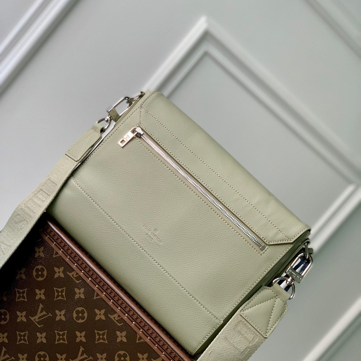 LOU TAKEOFF MESSENGER BAG