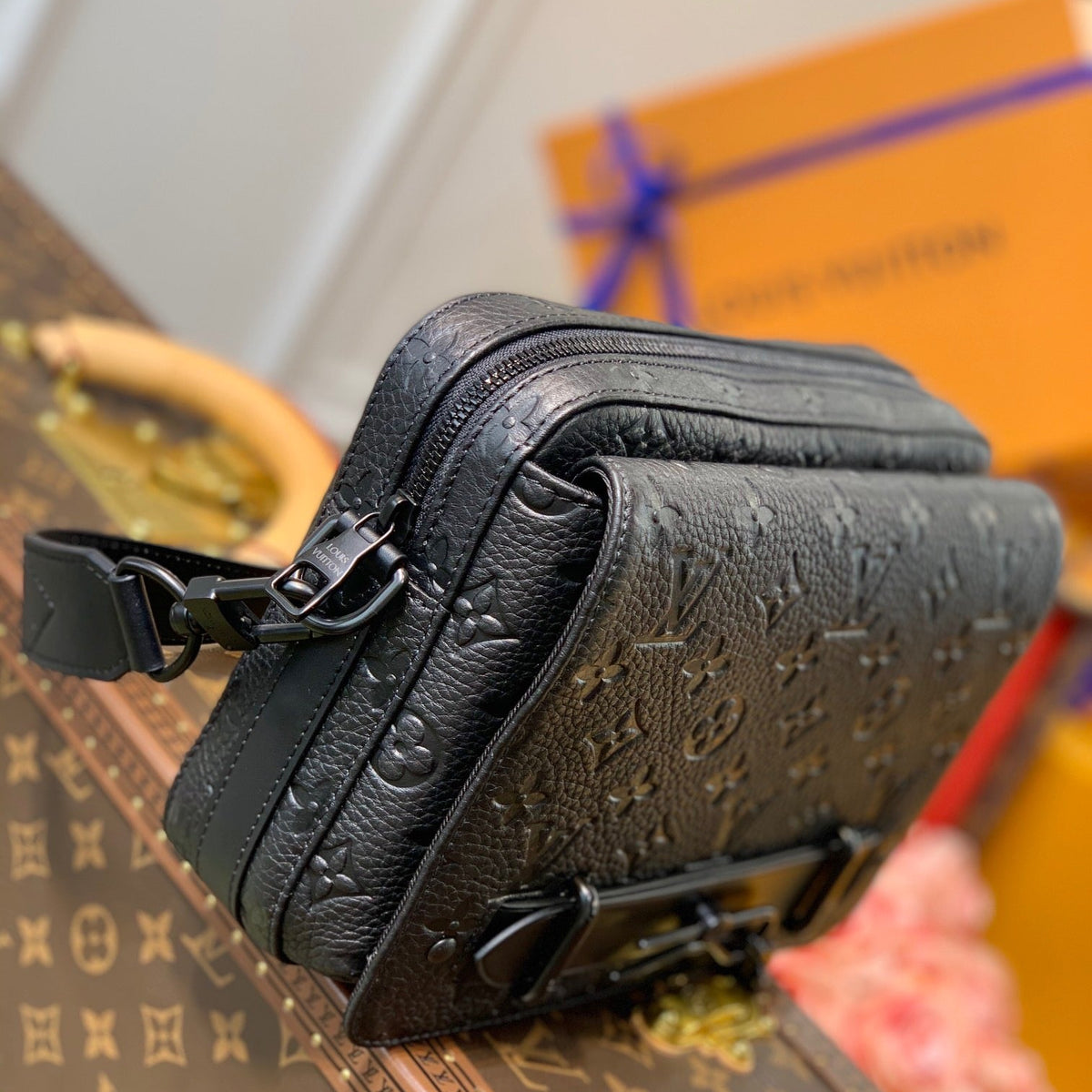 LOU STEAMER MESSENGER BAG