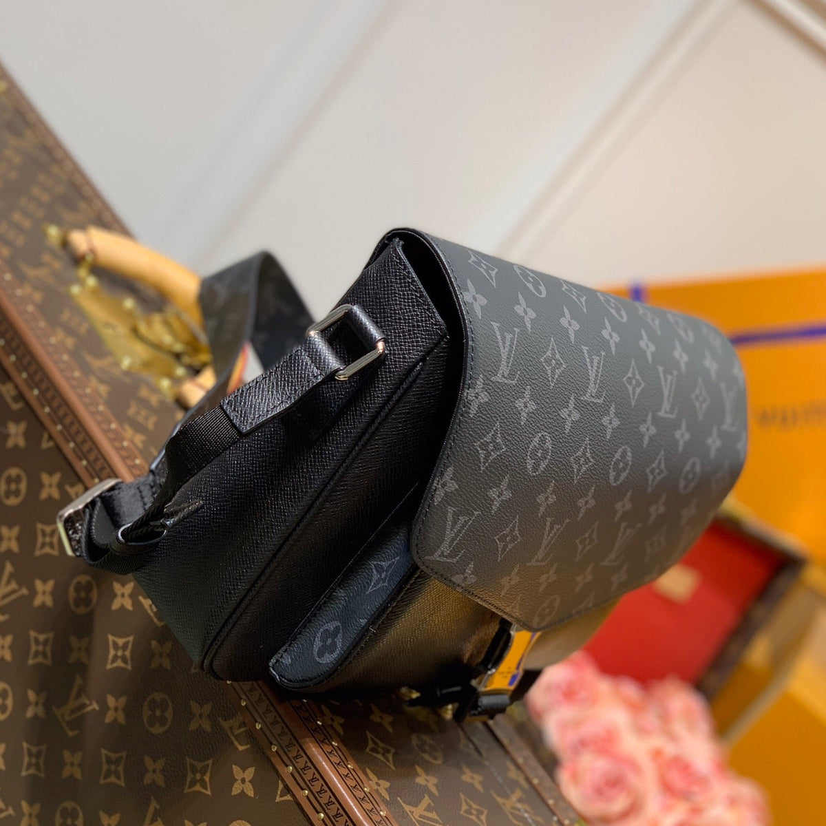 LOU MESSENGERAMA BAG