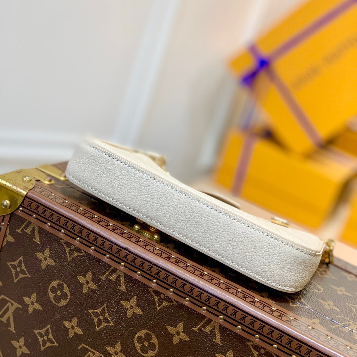 LOU EASY POUCH ON STRAP