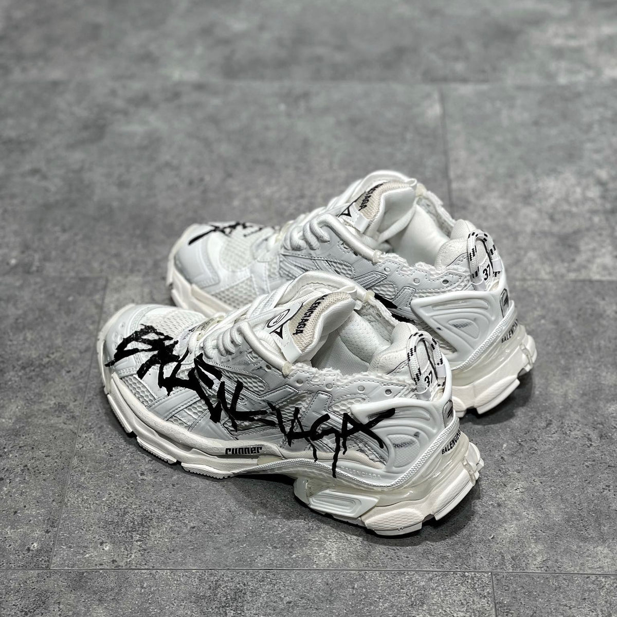 BAL RUNNER TRAINERS