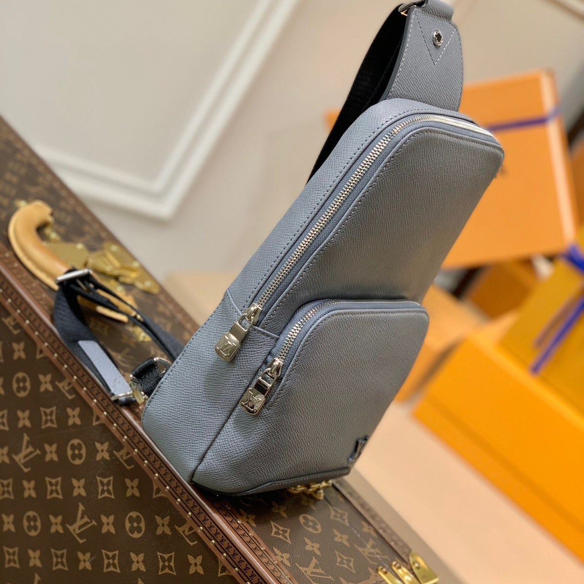 LOU AVENUE SLING BAG