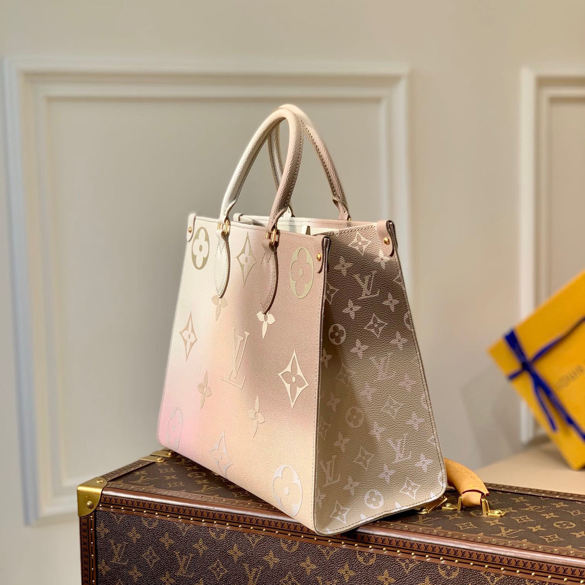 LOU ONTHEGO PM TOTE BAG
