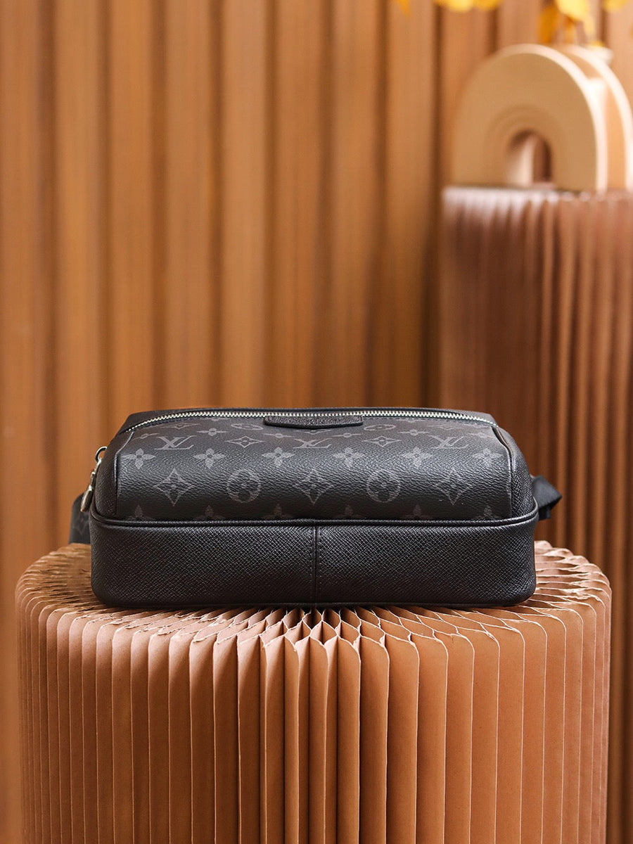 LOU OUTDOOR MESSENGER BAG