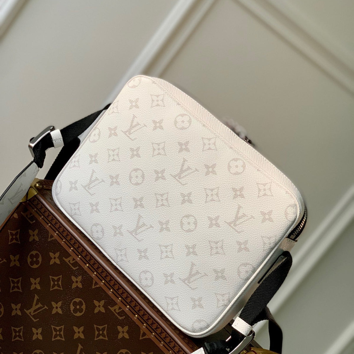 LOU OUTDOOR MESSENGER BAG