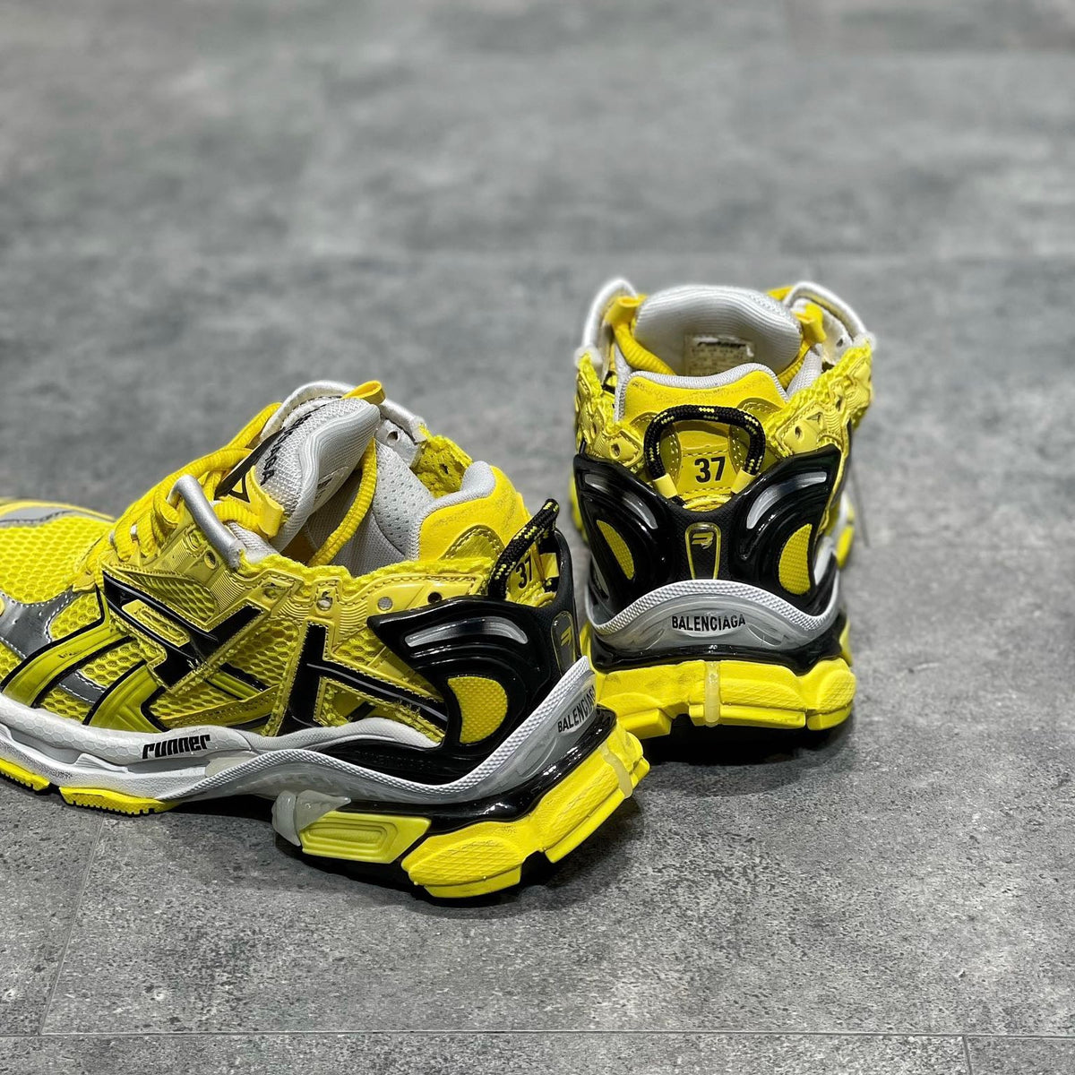 BAL RUNNER TRAINERS