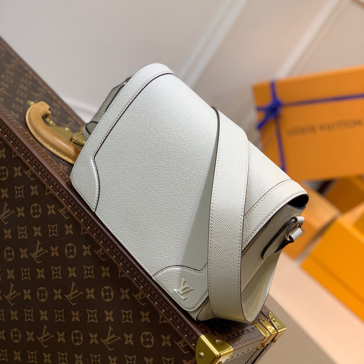 LOU NEW FLAP MESSENGER BAG
