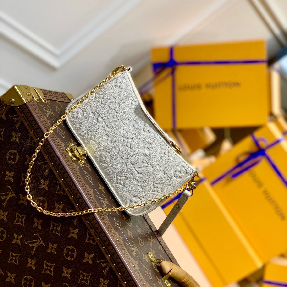 LOU EASY POUCH ON STRAP