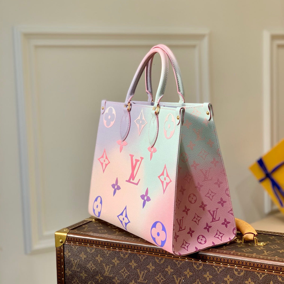 LOU ONTHEGO PM TOTE BAG