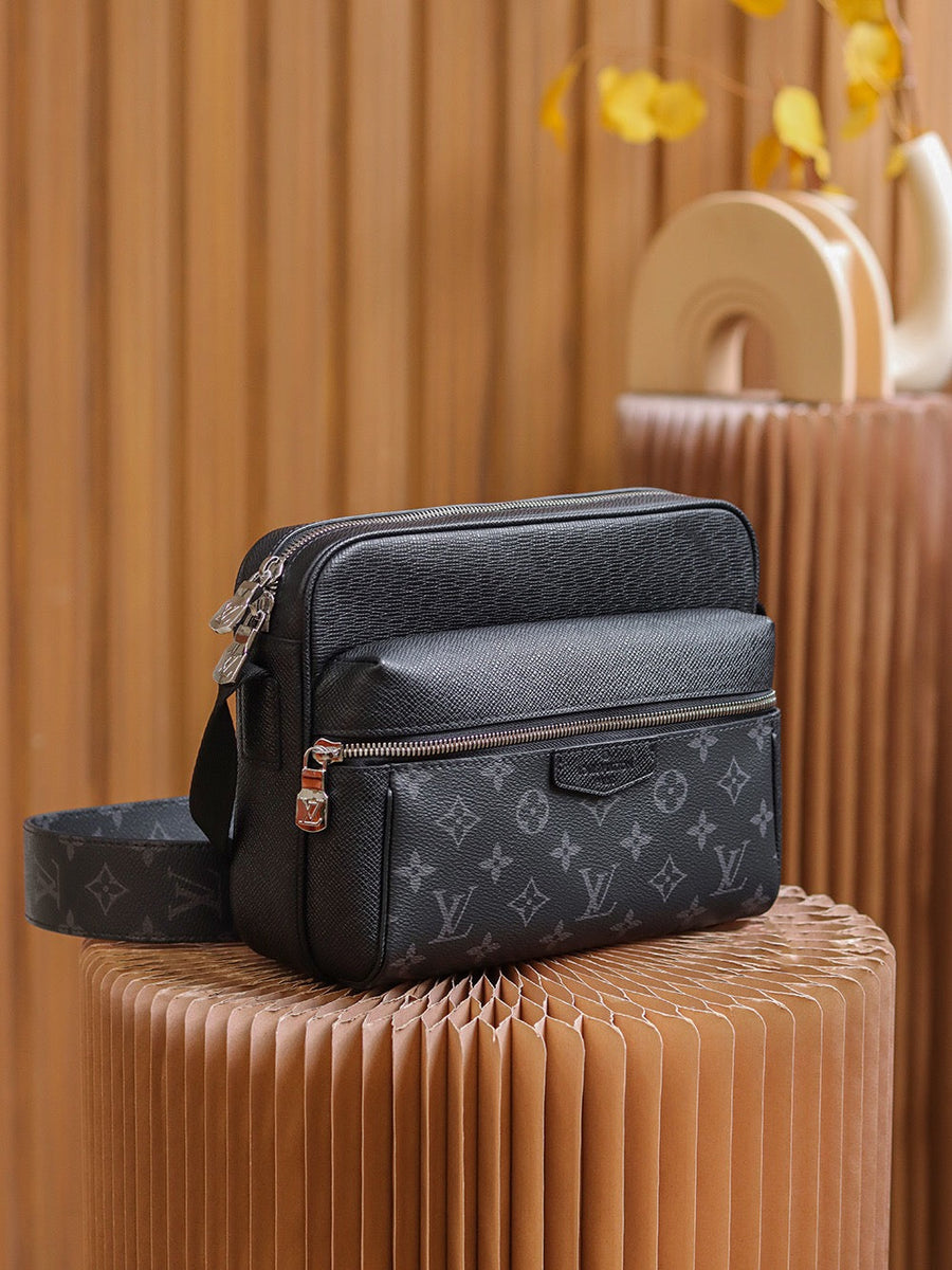 LOU OUTDOOR MESSENGER BAG