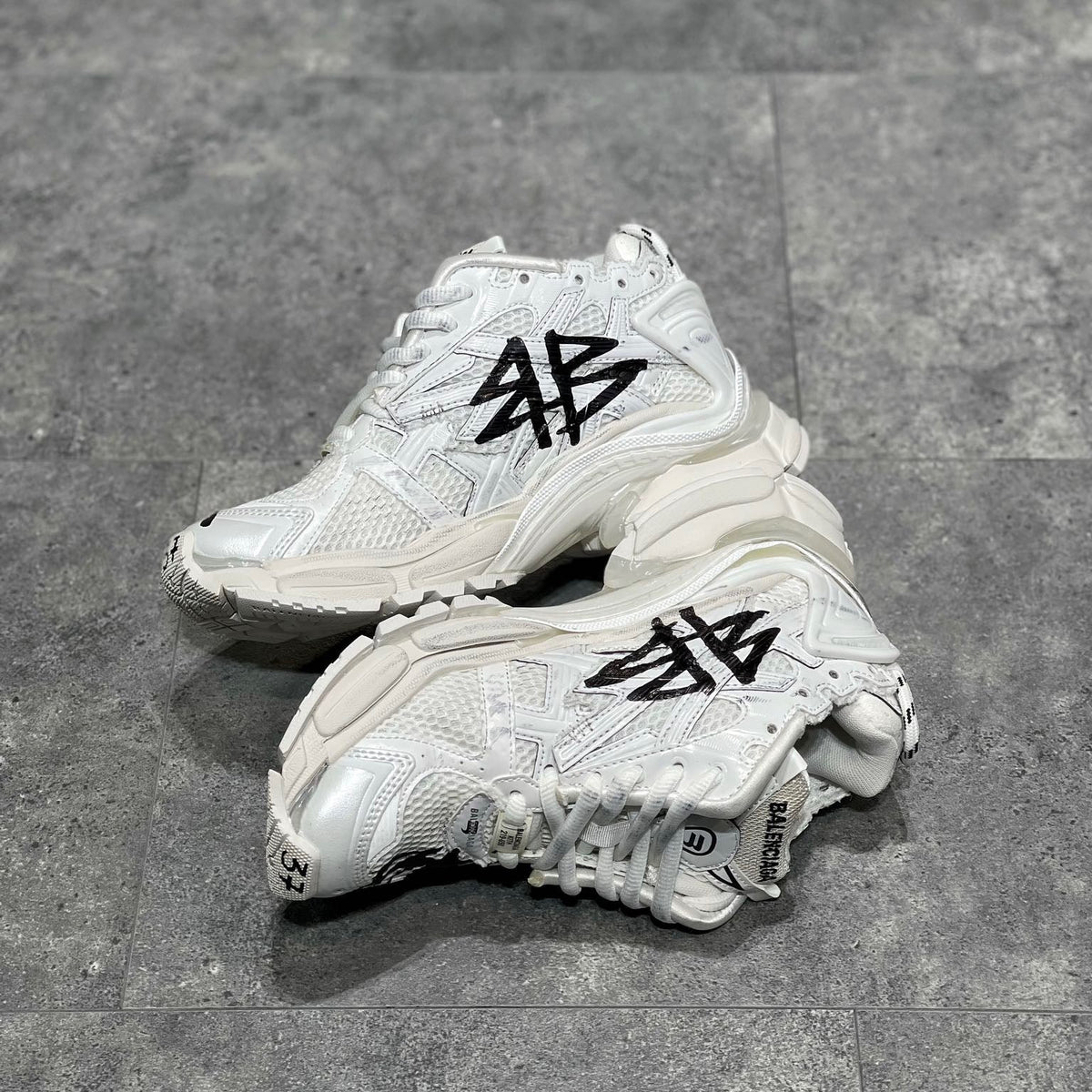 BAL RUNNER TRAINERS