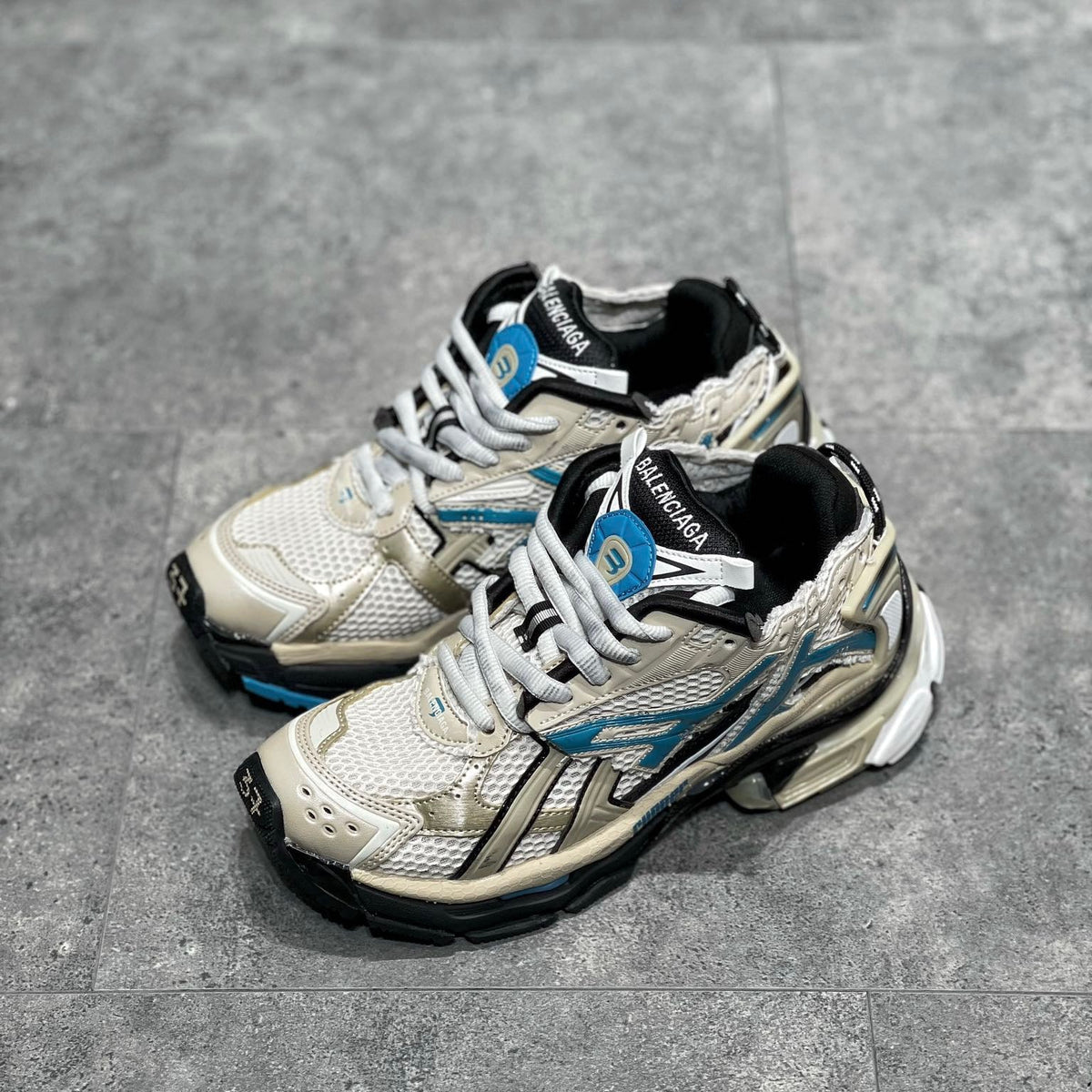 BAL RUNNER TRAINERS