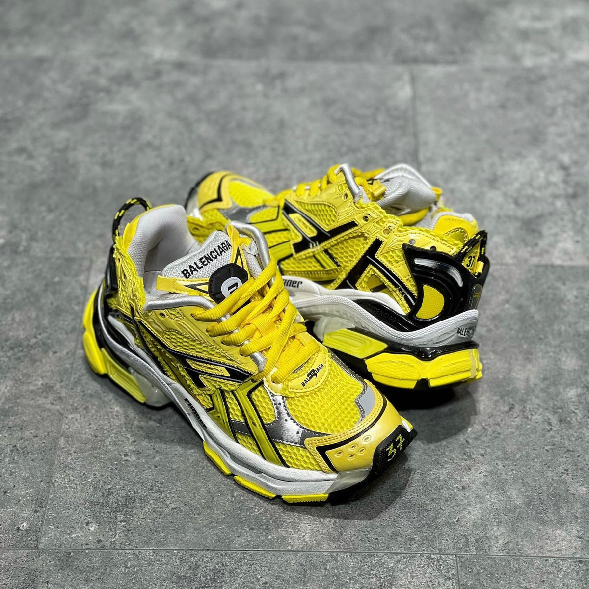 BAL RUNNER TRAINERS