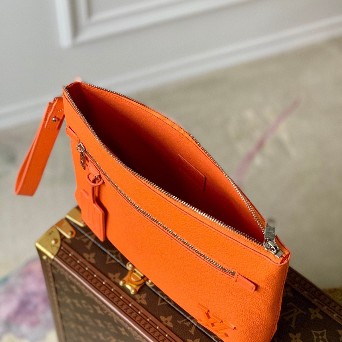 LOU TAKEOFF POUCH