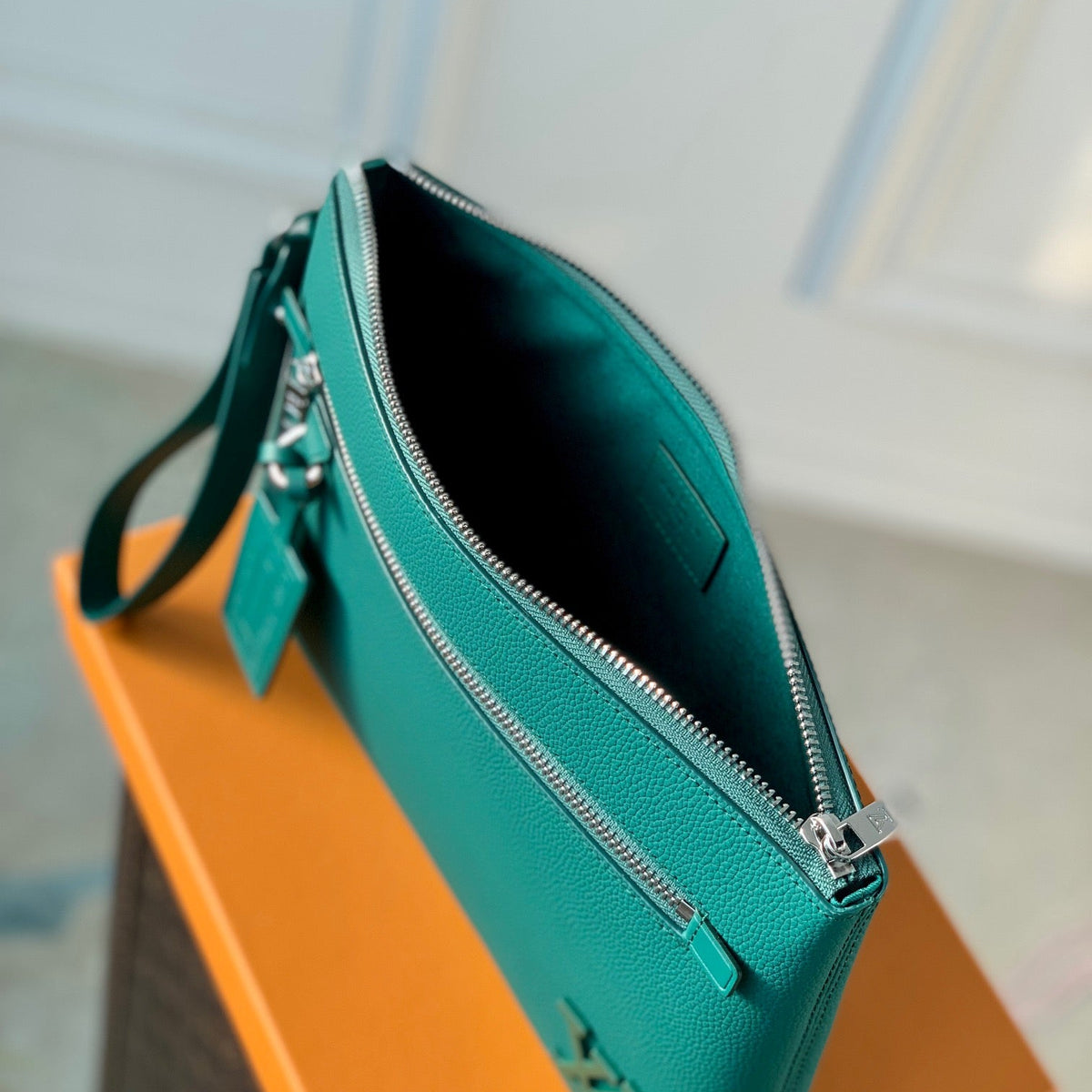 LOU TAKEOFF POUCH