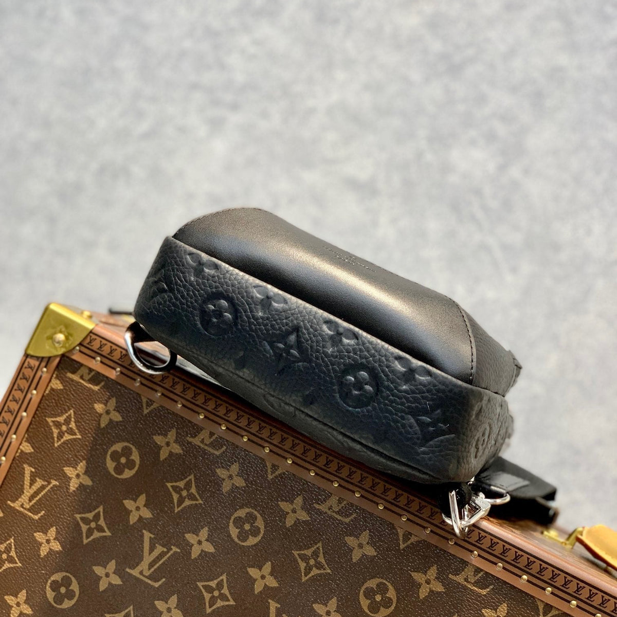 LOU AVENUE SLINGBAG