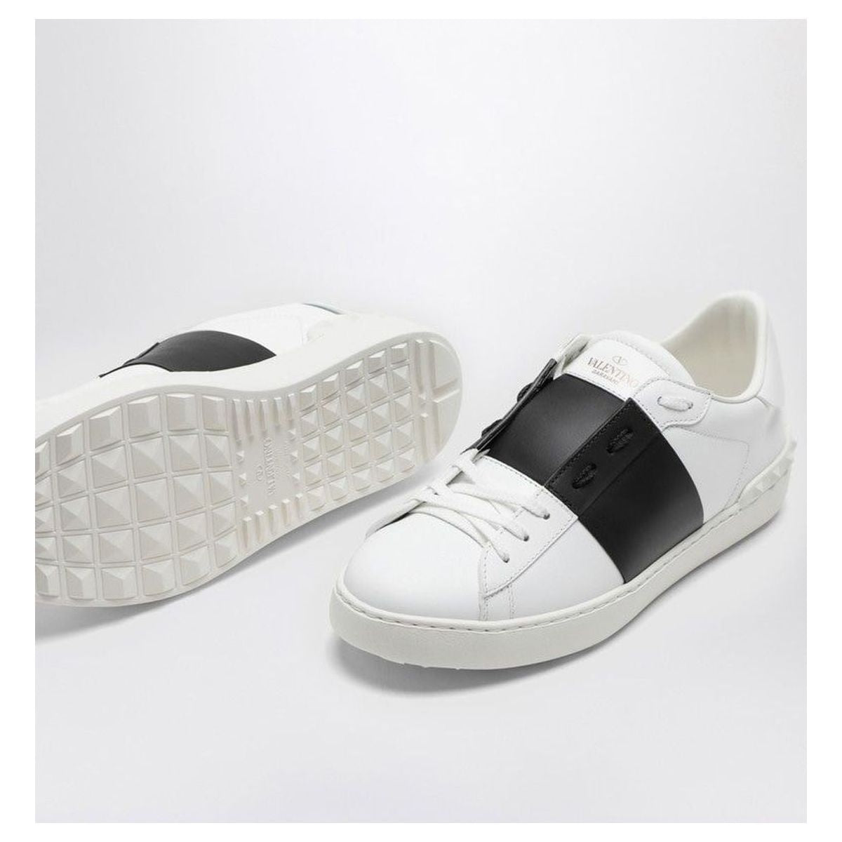WHITE/BLACK OPEN SNEAKER