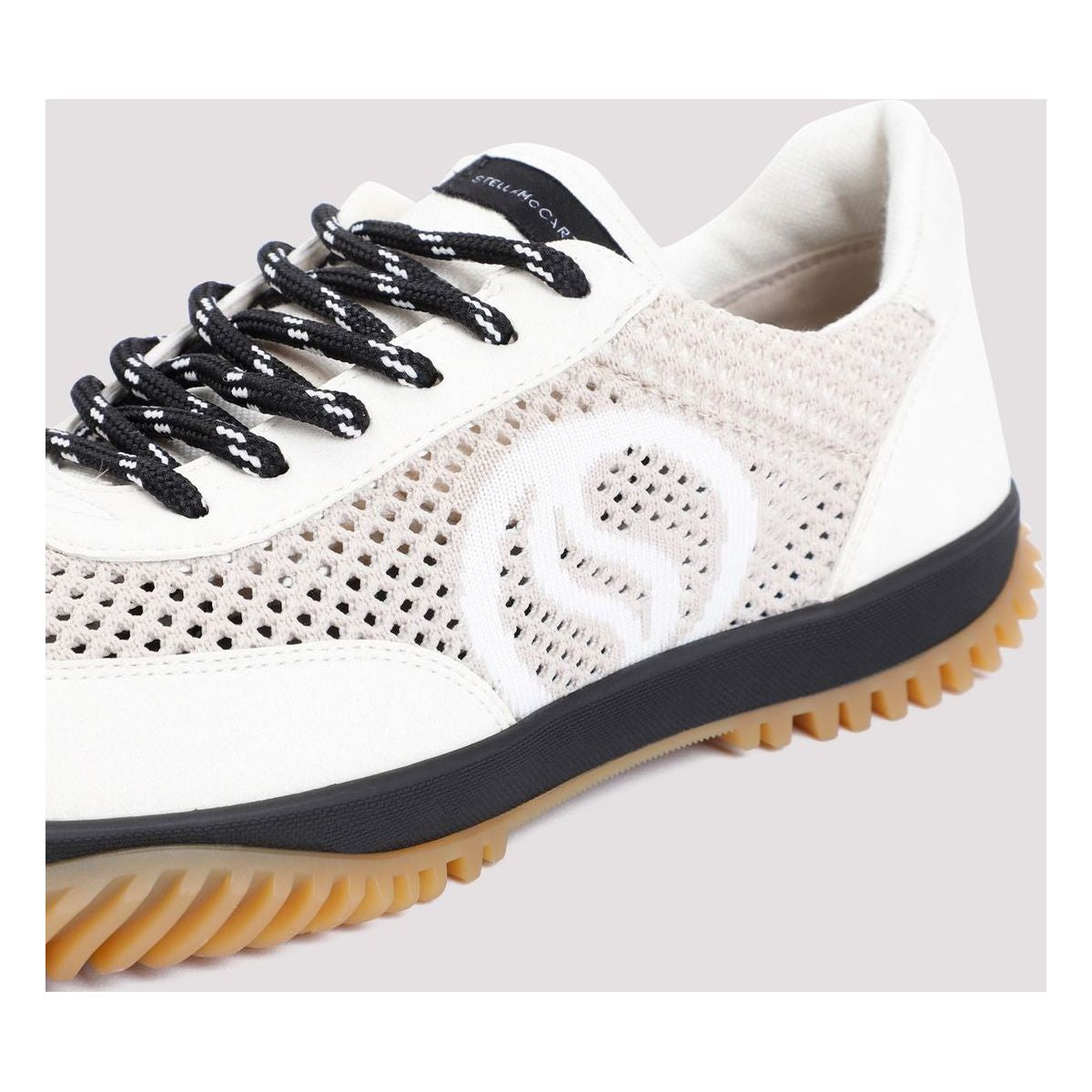 LOW TRAINER WITH WHITE S-WAVE MESH PANELS